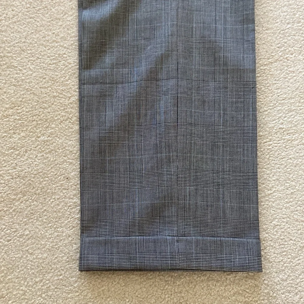 Hickey Freeman Classic two piece suit, 100% Wool like new, pants no pleats 36/30